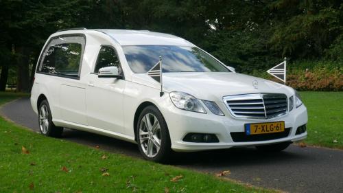 Witte rouwwagen